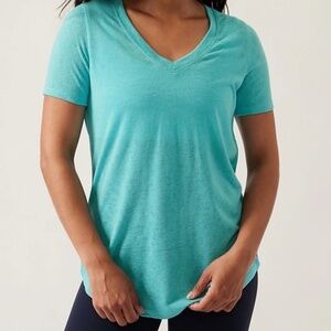 ATHLETA BREEZY SCOOP V TEE, SIZE XS, GULF GREEN (GREEN)